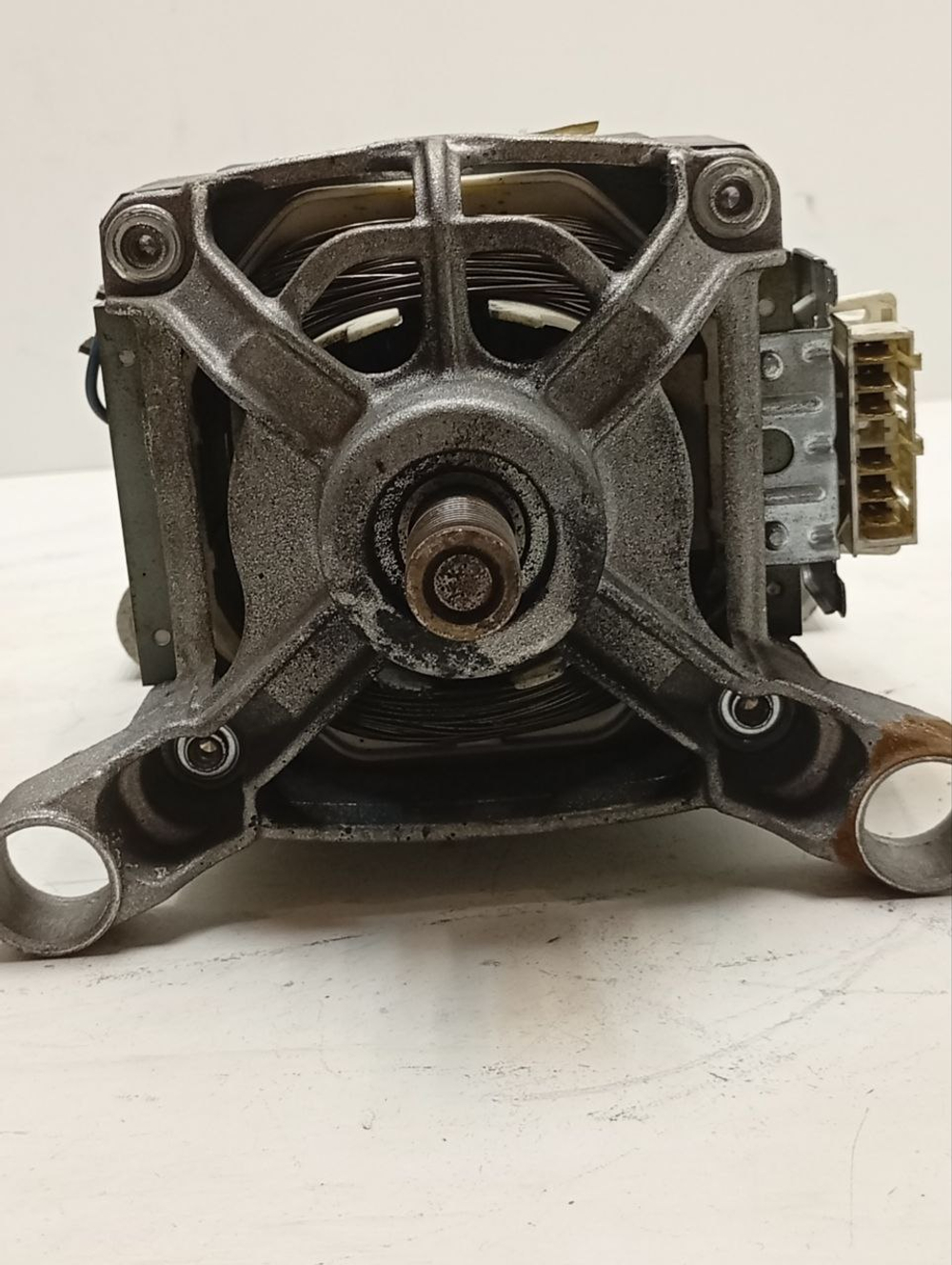 WMSD7105B кт17 Двигатель для стиральной машины Ariston Indesit (6 контактов) 160027797 б/у