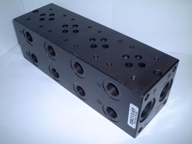 EM213/4Y-ST - Четырехместная стальная присоединительная плита для гидравлических распределителей и клапанов CETOP03 (аналог DR06/40)