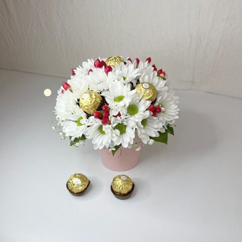 Сладкий букет из хризантемы, гипсофилы и конфет Ferrero Rocher в стаканчике "Жемчужина"