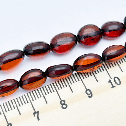 Янтарь бусины, галтовка темная, размер 10-11,6*7,1-8,4 мм, цена за 9 шт (1/4 нити)