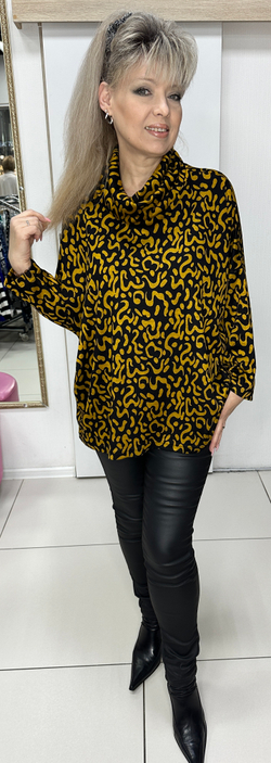 Туника черная с хомутом и горчичным принтом