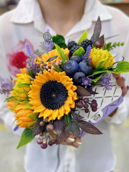 Букет «Подсолнухи и ягоды, сумочка»