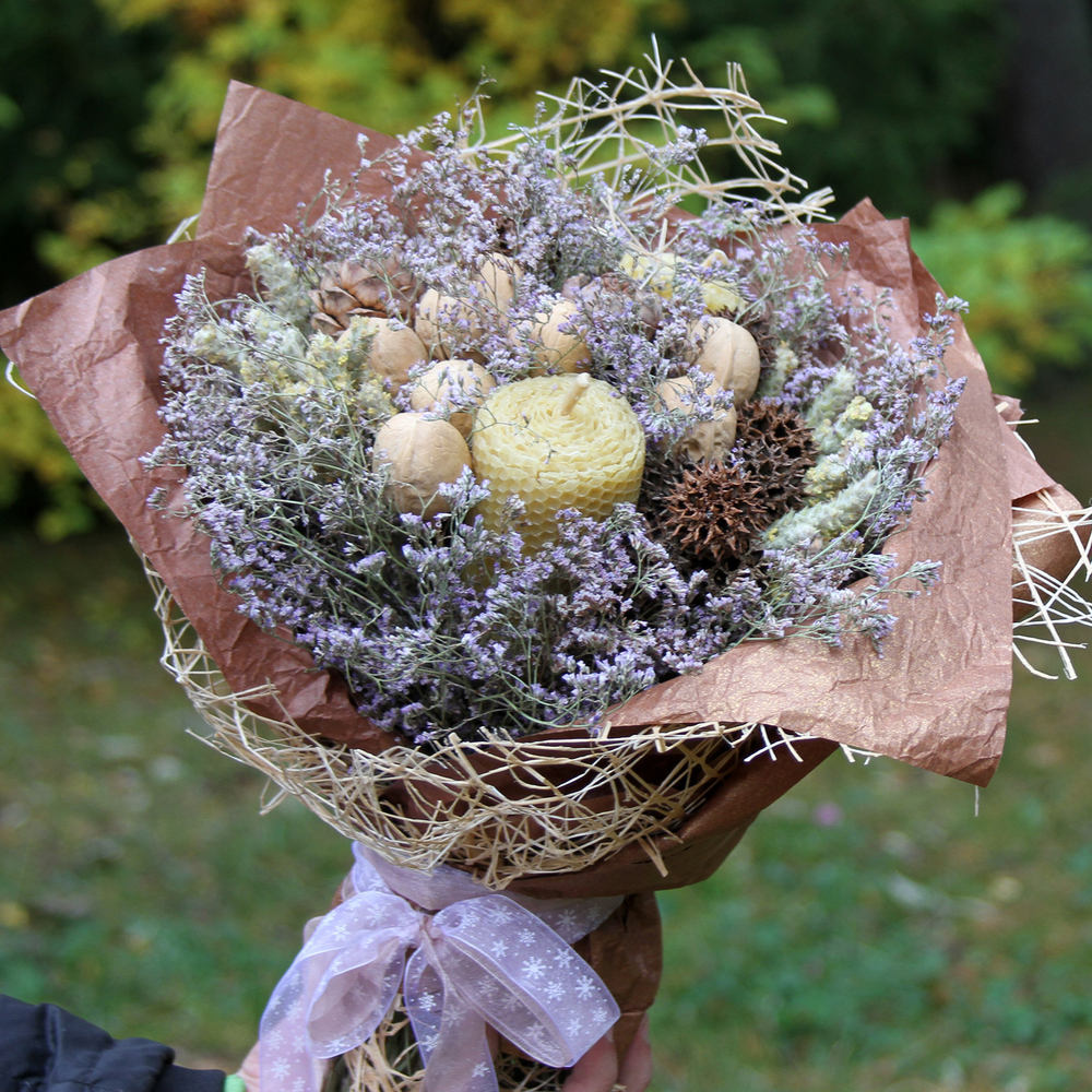 Букет сухоцветов  - Нежность , со свечами, шишками, орехами 35х35 см