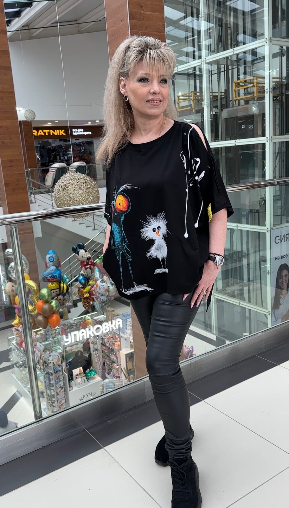 Блузон-туника с вырезами по плечам и мультяшными персонажами