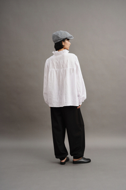 Блузка с рюшами и воротником-стоечкой из белого льна