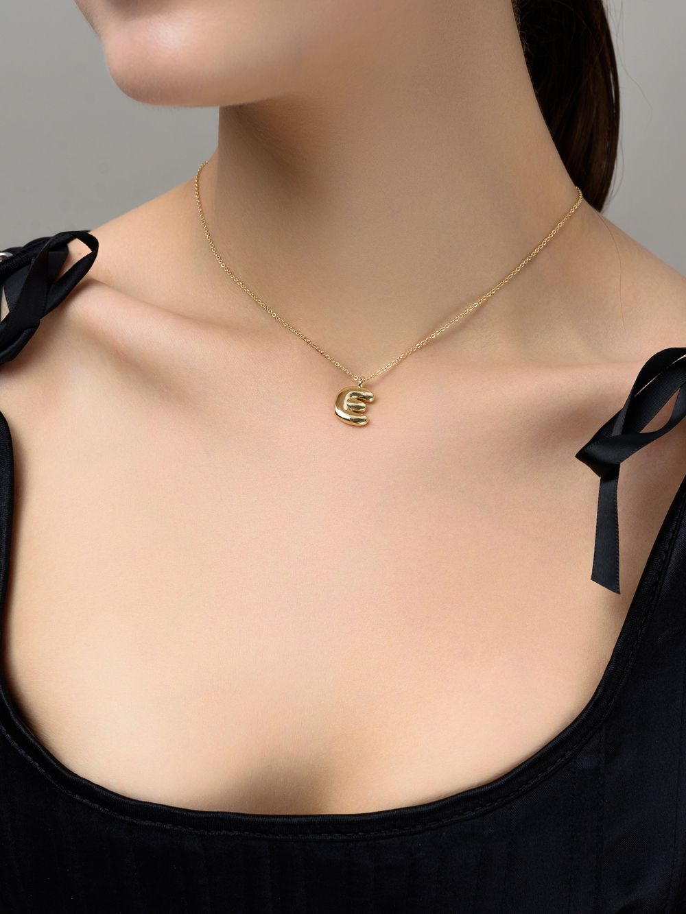 Колье с буквой Е