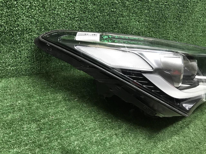 Фара правая Hyundai Grand Santa Fe 3 15-18 ксенон