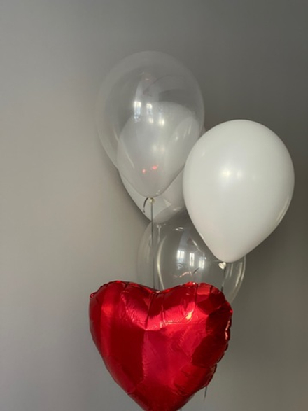 Фонтан из шаров с красным сердцем