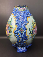 Декоративная ваза с изображением цветов