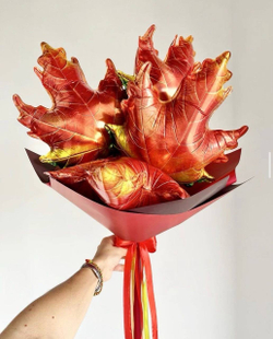 Букет из кленовых листов на 1 сентября