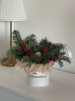 Новогодняя композиция с илексом в коробочке