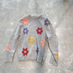 Свитер в рваном стиле с цветочной вышивкой