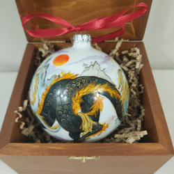 Коллекционный елочный шар с росписью Палех "Дракон" в деревянной шкатулке