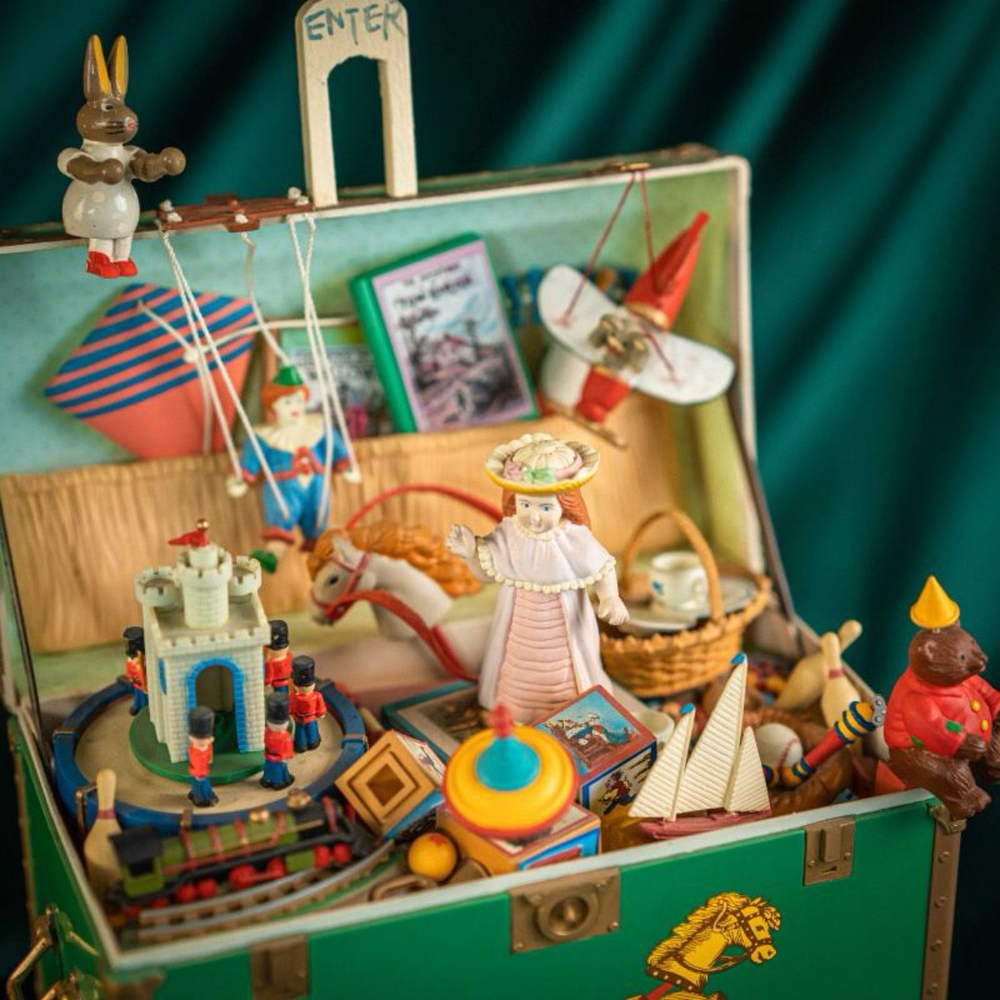 Винтаж: Музыкальная рождественская шкатулка фирмы ENESCO «Сундук с игрушками»