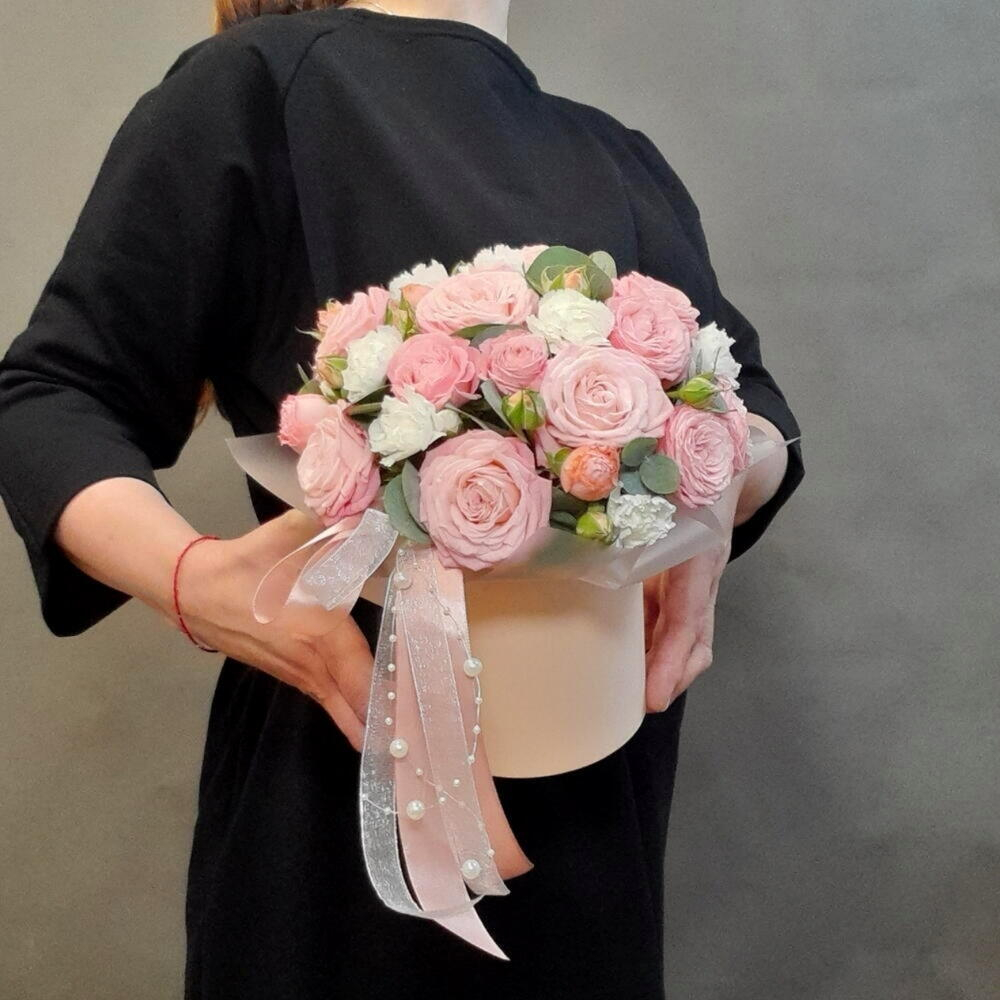 Композиция из кустовых пионовидных роз и диантуса S