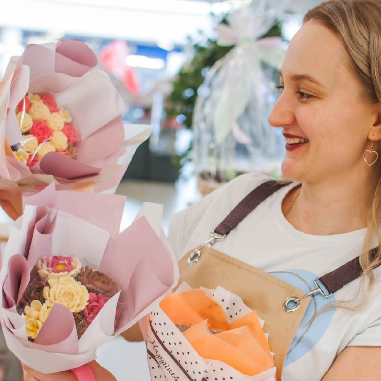 Шоколадные букеты и кондитерские изделия в подкарок любимым.