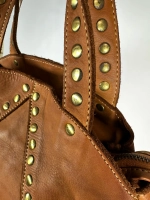 Женская сумка из натуральной вареной кожи с бахромой и заклепками цвет whisky