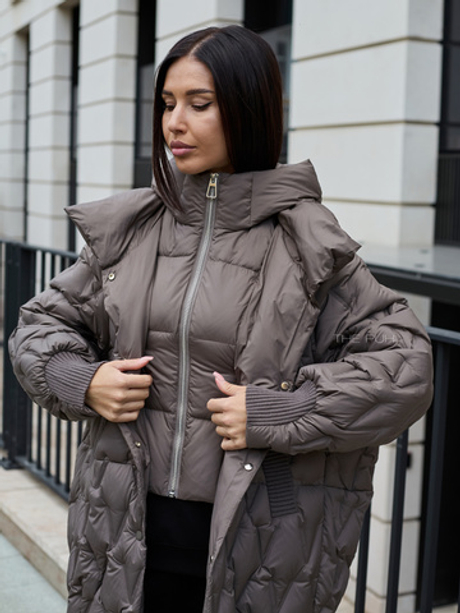 Удлиненный пуховик цвета хаки с манишкой-капюшоном