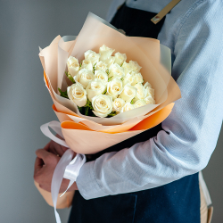 25 белых кенийских роз