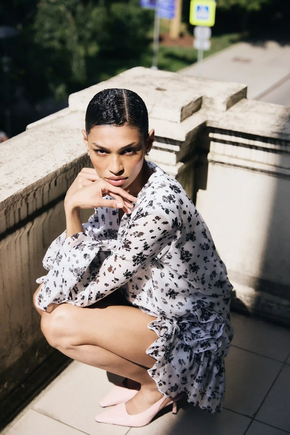 Mira, платье мини из молочного шифона с цветочным принтом, с розой