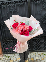 Букет красных и нежно розовых французских роз 9 штук