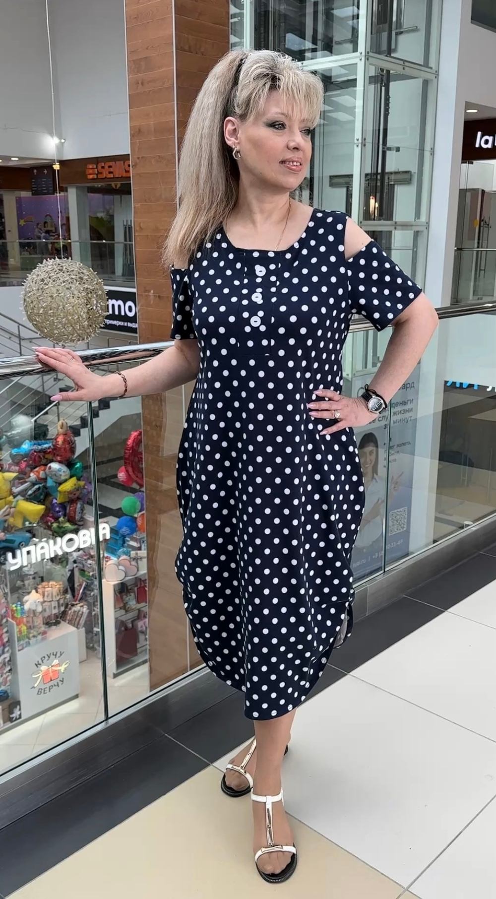 Трикотажное платье в горошек с вынутыми плечиками на большие размеры