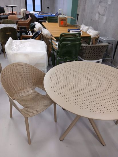 Стол пластиковый Sky Table Ø105 бежевый Sky Siesta Contract Турция