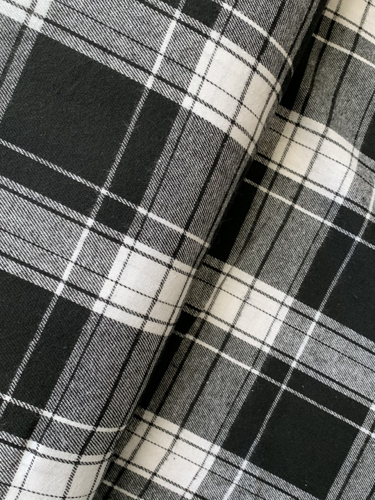 Костюмная принт клетка, белая на черном