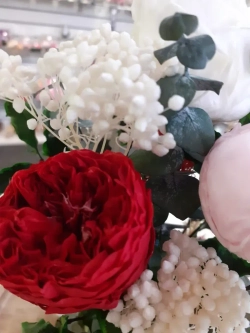 композиция из пионов, эвкалипта, лимониума