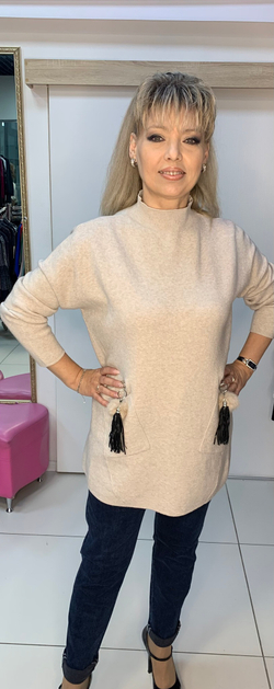 Джемпер-свитер с кармашками и помпонами