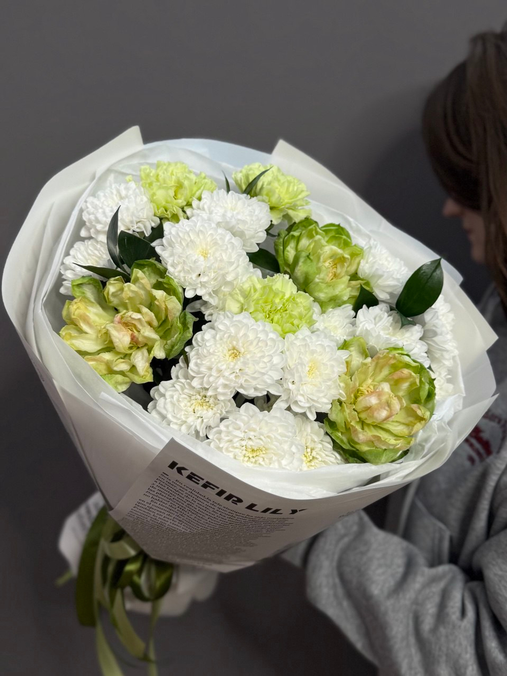 Авторский букет в бело-зеленой гамме