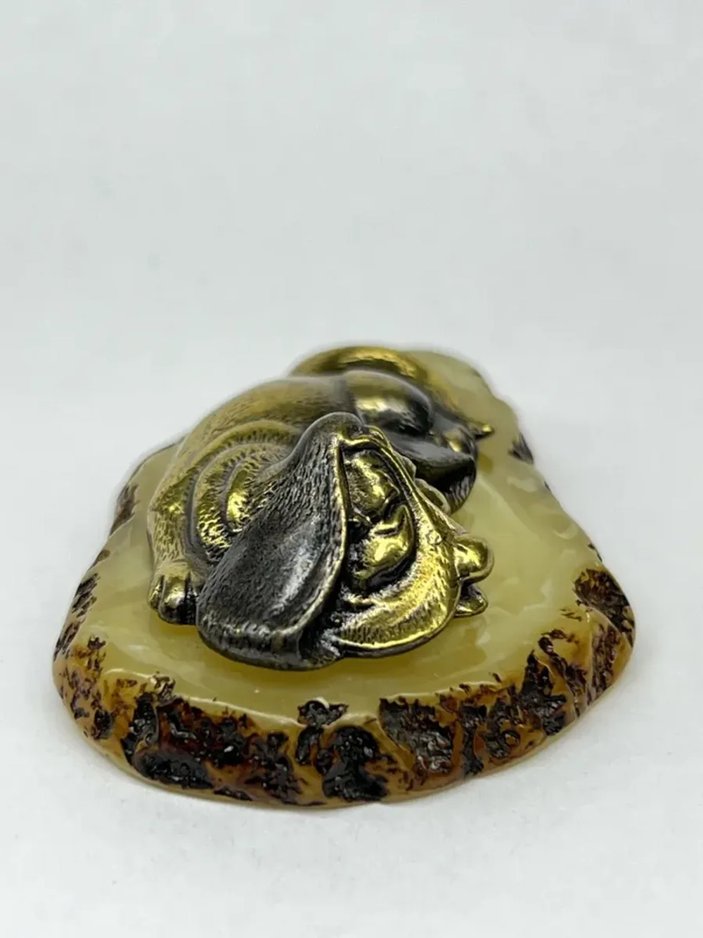 Бронзовая статуэтка на янтаре