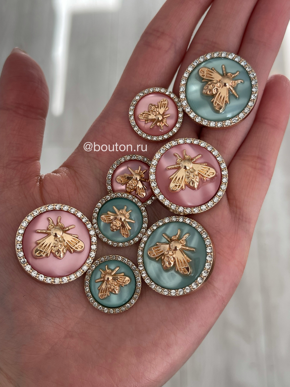Пуговицы Гучч. Пчела Розовая