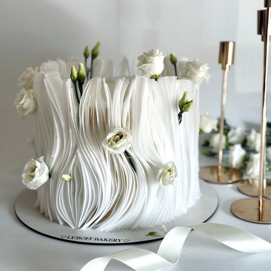 Свадебный торт с вафельным декором. Вафельные полоски и эустома.