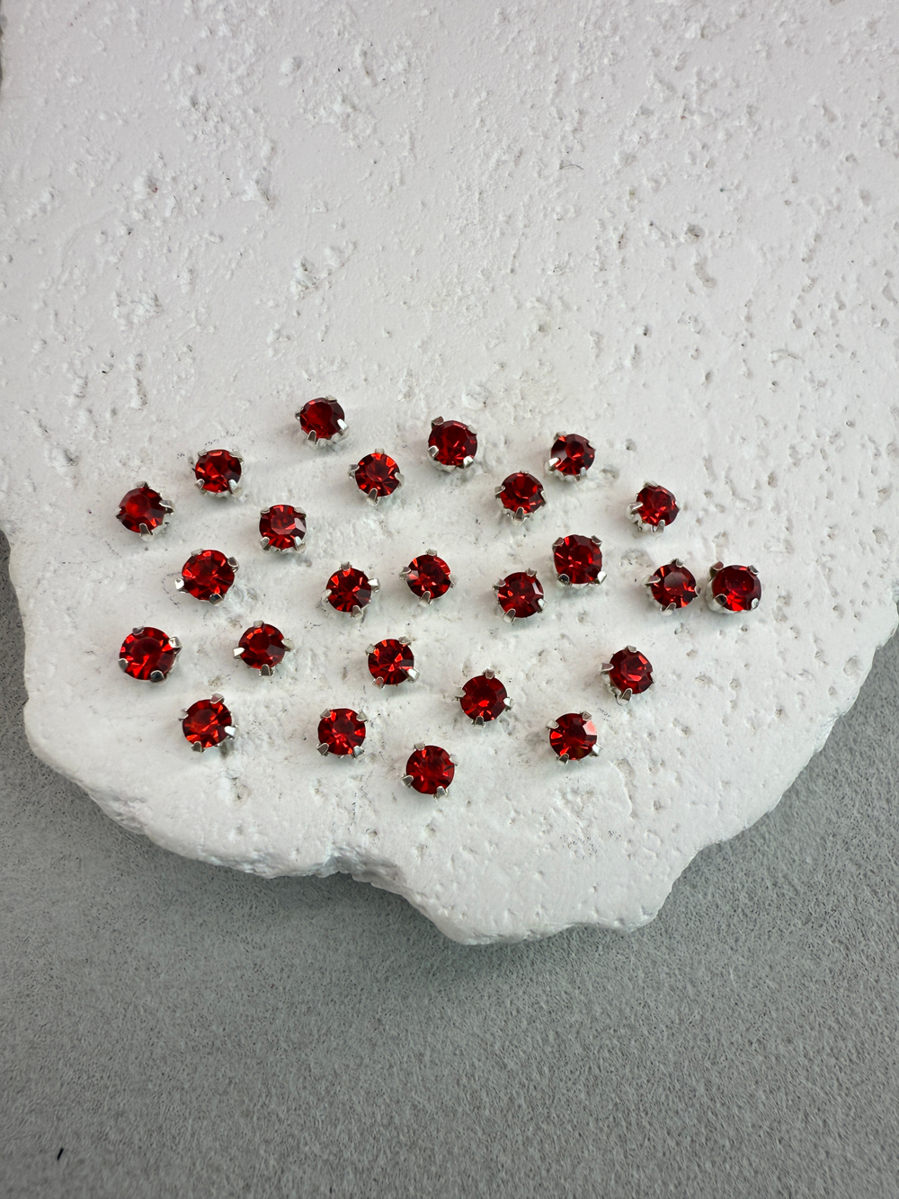 Шатоны 4 мм, Красный в серебре, 25 шт