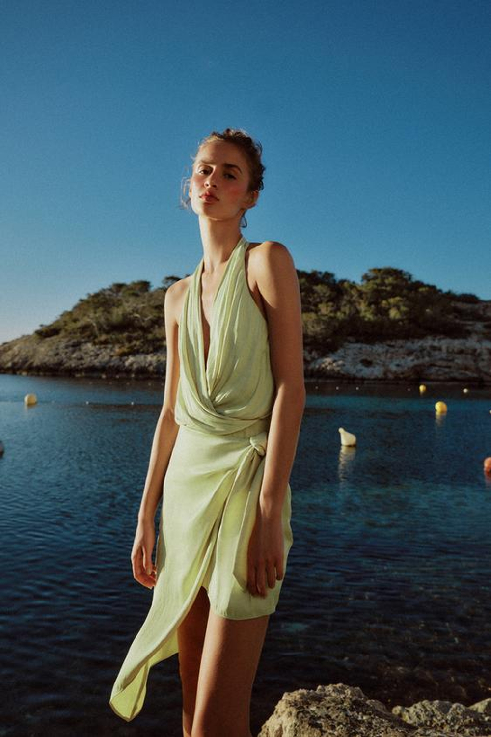 ZARA АТЛАСНОЕ ПЛАТЬЕ АСИММЕТРИЧНОГО КРОЯ С УЗЛОМ, ЗЕЛЕНЫЙ