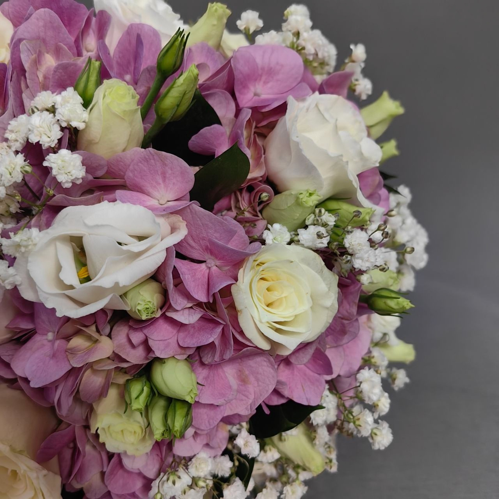 Букет невесты с бутоньеркой с гортензией и белыми розами