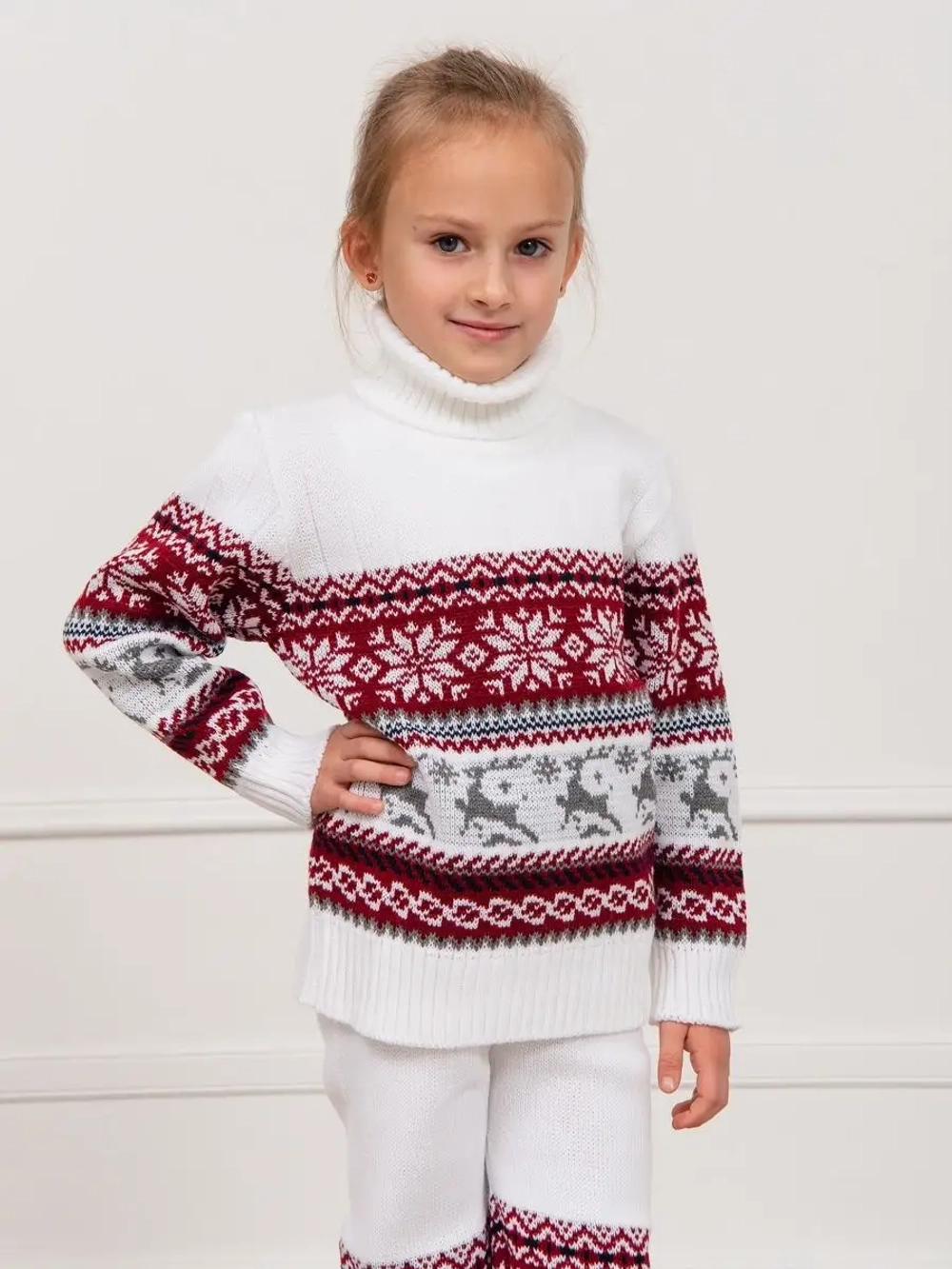 Свитер вязаный с оленями новогодний