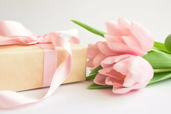 Как красиво упаковать подарок на 8 марта: идеи от флористов Южно-Сахалинска Как красиво упаковать подарок на 8 марта: идеи от флористов Южно-Сахалинска