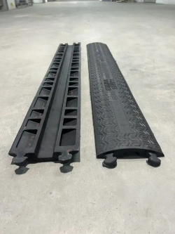 Гибкий кабель-канал для проводов (кабельный трап, капа) резиновый, черный, напольный, 1 канал 39*15 мм., 1000мм*140мм*25мм