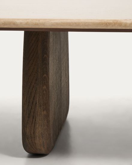 Журнальный столик Pirita из бежевого травертина с ножками из дуба с темной отделкой, 147 x 65 см