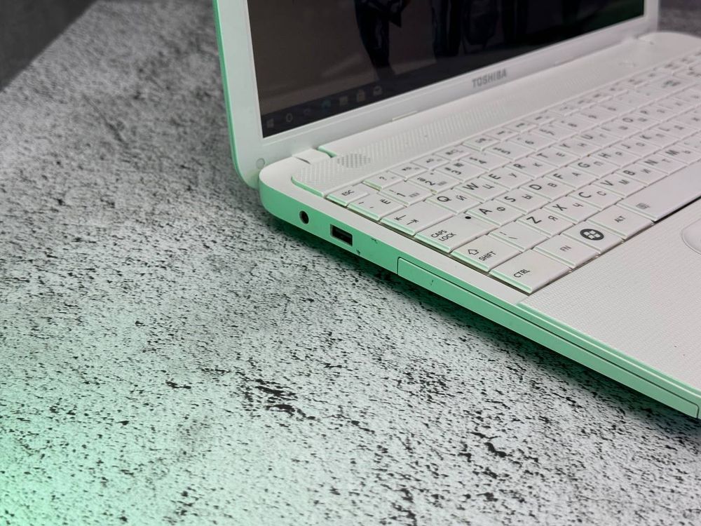 15.6" Уценённый ноутбук Toshiba c850-c2w (1366x768,Intel Core i3-2370M, RAM 4ГБ,SSD 128ГБ, Intel HD Graphics 3000, Win 10Pro)