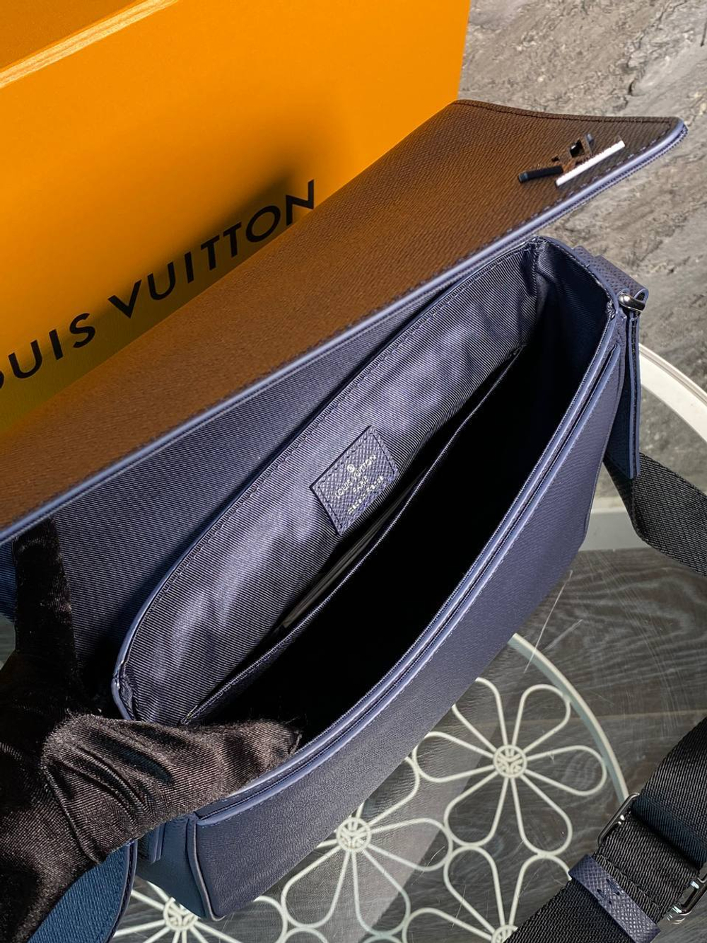Сумка-мессенджер Louis Vuitton