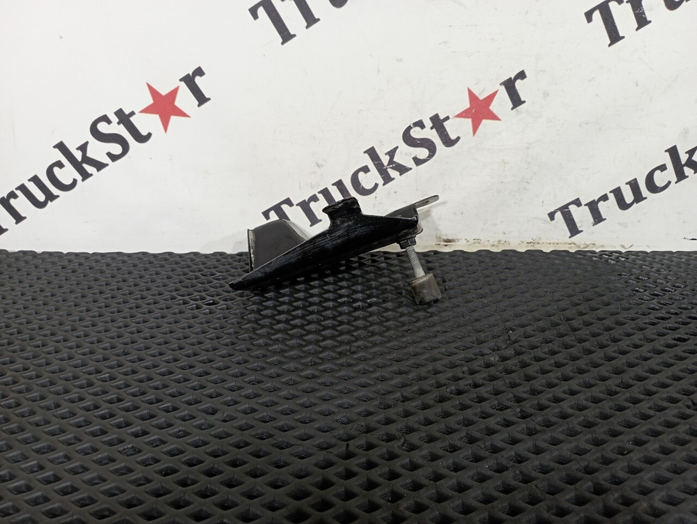 Кронштейн замка капота левый