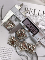 Пуговицы серебристые Скиапар. квадратные в стразах с рельефом тела