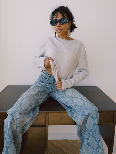 Голубые джинсы со змеиным принтом