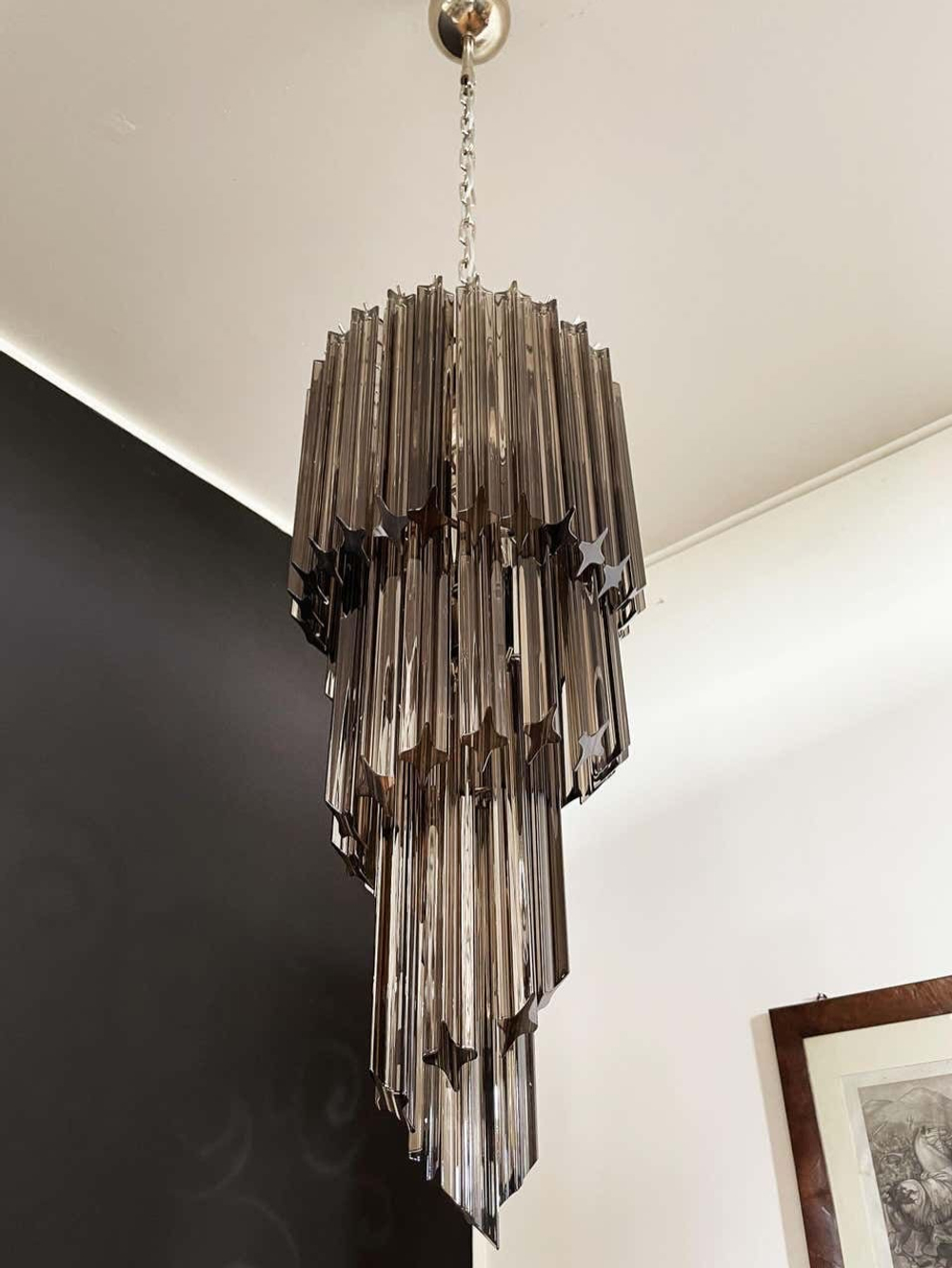 Эффектная подвесная люстра с каскадом вытянутых стеклянных подвесок в дымчатом оттенке.