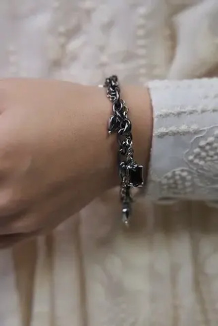 Браслет "Амора" из гематита с черным цирконом, оттенок серебро