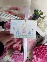 Корзина сборная из кустовых пионовидных роз, одноголовых роз, диантусов, хризантемы и оксипеталума