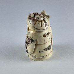 Статуэтка нэцкэ Шоусин в круглой шапке с посохом и персиком